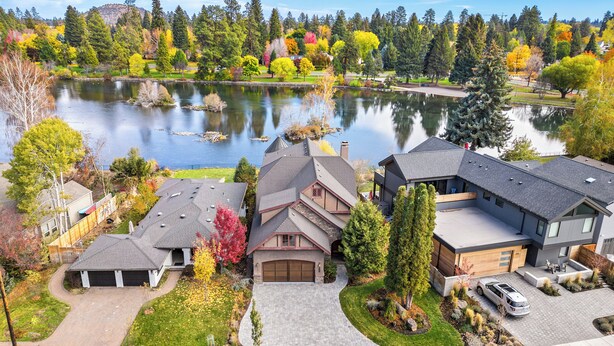 A residential area with houses, a lake, and autumn foliage. - Drake Park Villa - River Front on Mirror Pond & Drake Park, Exquisite, Gourmet Kitchen (Bend)