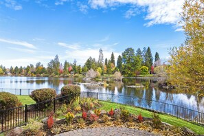 Property grounds - Drake Park Villa - River Front on Mirror Pond & Drake Park, Exquisite, Gourmet Kitchen (Bend)