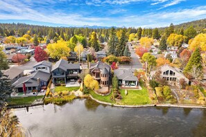 Exterior - Drake Park Villa - River Front on Mirror Pond & Drake Park, Exquisite, Gourmet Kitchen (Bend)