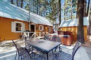 Outdoor dining - Cute cabin w/ private hot tub, less than a mile from Lake Tahoe! (South Lake Tahoe)