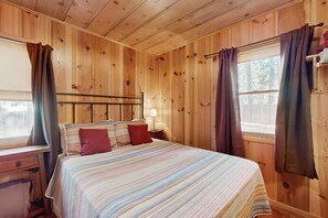 4 bedrooms, iron/ironing board, Internet, bed sheets - Cute cabin w/ private hot tub, less than a mile from Lake Tahoe! (South Lake Tahoe)