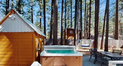 Cute cabin w/ private hot tub, less than a mile from Lake Tahoe!