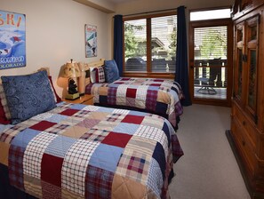 2 bedrooms, desk, iron/ironing board, WiFi - Aspenwood Lodge Arrowhead Village short walk to slopes, well furnished, garage!! (Edwards)