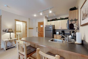 ثلاجة، ميكروويف، فرن، موقد طهي مسطح