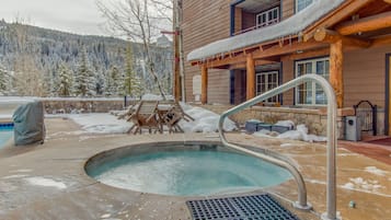 Tina de hidromasaje al aire libre