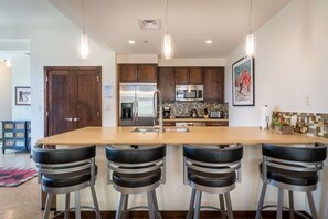 冰箱、微波炉、烤箱、炉灶