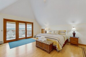 4 bedrooms, free internet, bed sheets - Lakefront home with water access, views of the mountains, private deck & patio (Colchester)