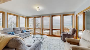 Fernseher, Kamin, DVD-Player, Tischfußball