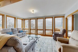 Tv, pejs, dvd-afspiller, bordfodbold