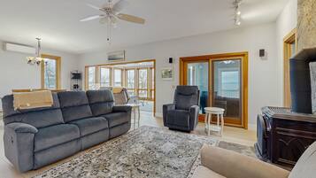 Télévision, cheminée, lecteur de DVD, baby-foot