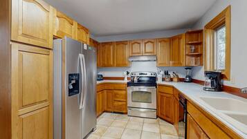 Køleskab, mikrobølgeovn, ovn, kogeplade