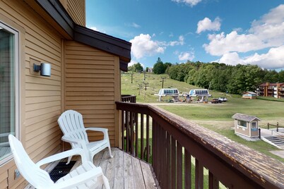 Ski-in/out mountainside condo close to everything with full kitchen - tranquil