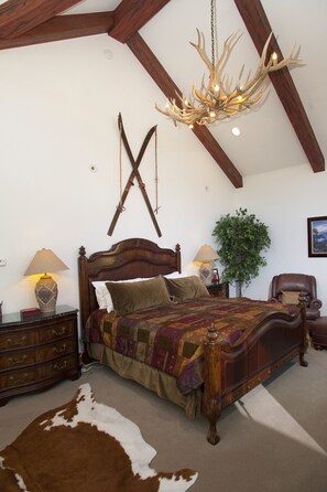 6 bedrooms, desk, iron/ironing board, WiFi