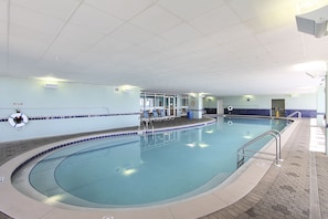 Innendørsbasseng og et oppvarmet basseng