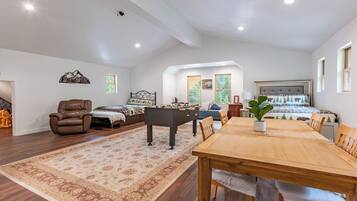 4 bedrooms, iron/ironing board, free WiFi, bed sheets
