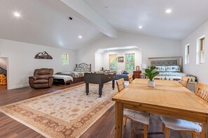 4 habitaciones, tabla de planchar con plancha y acceso a internet 