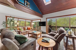 TV, fireplace, DVD player - 67 W Hanson Rd - Après-Ski Summit Vista Retreat (Keystone)