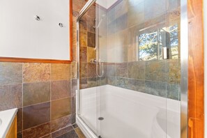 Combined shower/bathtub, hair dryer, towels - 67 W Hanson Rd - Après-Ski Summit Vista Retreat (Keystone)