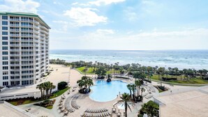A hotel with a large pool, a beach, and ocean views. - Spacious beachfront end condo w/large private balcony! 🌴 (Destin)