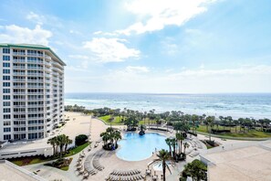 Indoor pool, a heated pool - Spacious beachfront end condo w/large private balcony! 🌴 (Destin)