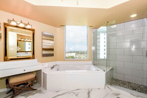 Ensemble douche/baignoire, baignoire Ă jets, sĂšche-cheveux