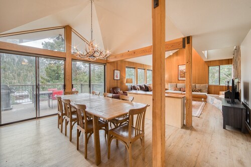 Juniper at Alpine - Private Hot tub, Pet Friendly & Amazing Views!