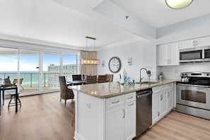 Geladeira, micro-ondas, fogão, cooktop
