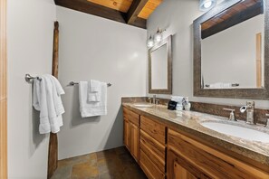 Combined shower/tub, free toiletries, hair dryer, shampoo