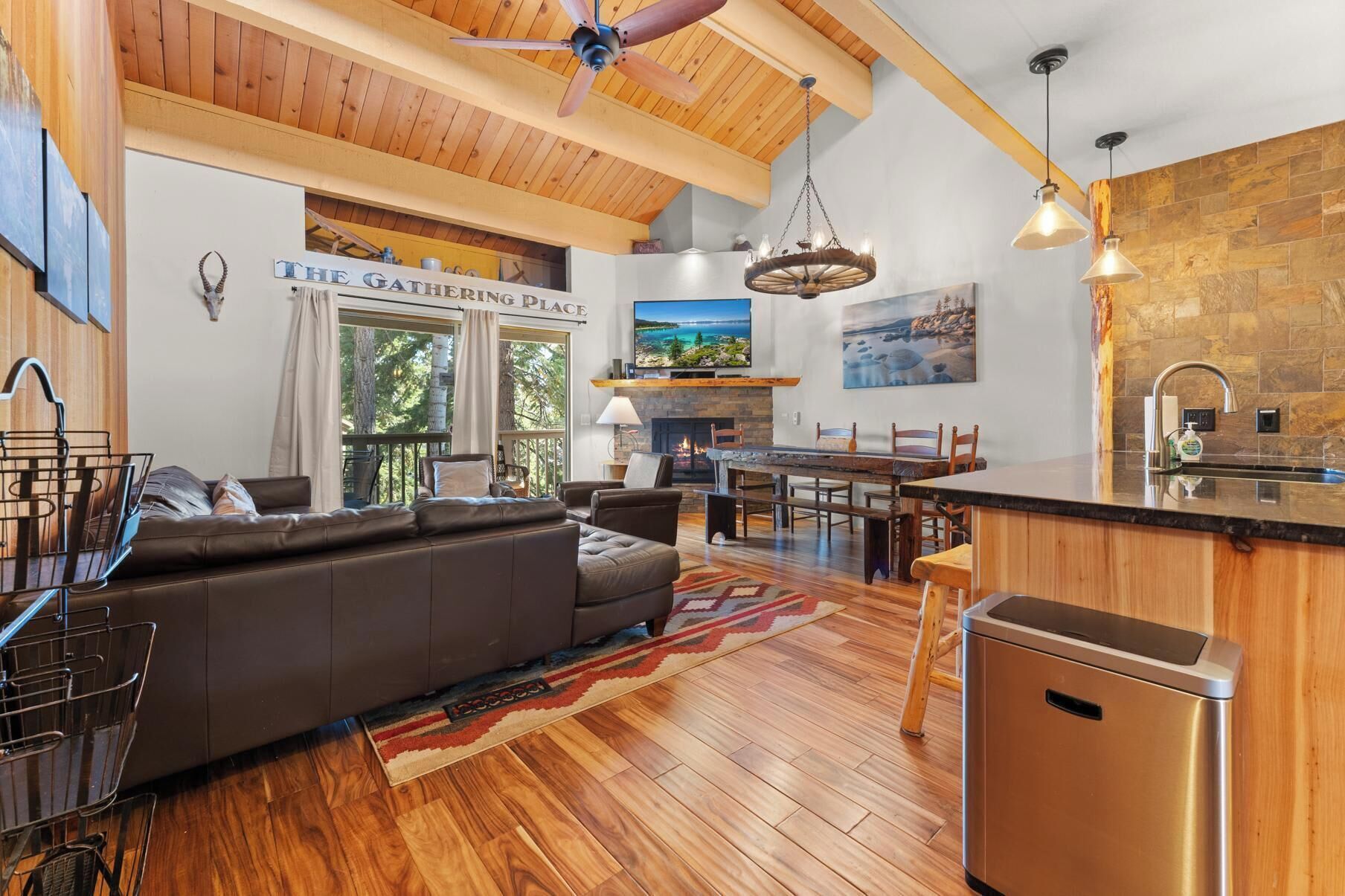 Smart TV, chimenea y reproductor de DVD 