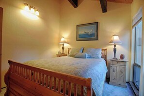 3 bedrooms, iron/ironing board, free WiFi, bed sheets - Cozy Updated Condo Near Northstar Ski & Hiking (Kings Beach)