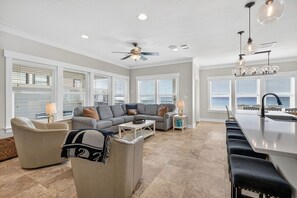 TV de tela plana, lareira, DVD player