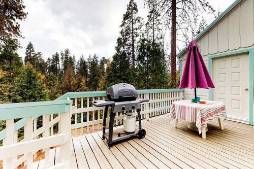 Cozy Dog-Friendly Cabin with WiFi Near Shaver Lake, Village, & More