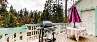 Chaleureuses et confortables, les chalets sont situés à quelques minutes du lac Shaver, du village voisin et plus encore!