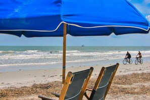 On the beach - 116 Breakers-Oceanfront with Pool & Kiddy Pool.  Steps to Dining & Shopping (Hilton Head Island)