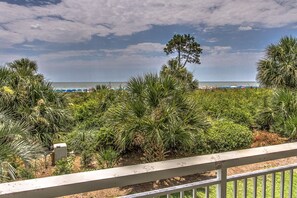 Property grounds - 116 Breakers-Oceanfront with Pool & Kiddy Pool.  Steps to Dining & Shopping (Hilton Head Island)