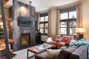 Älytelevisio, takka, DVD-soitin, kirjoja