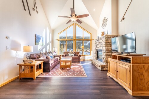 Keystone Condo w/ Mountain Views & Only a Short Walk to Shops & Dining!