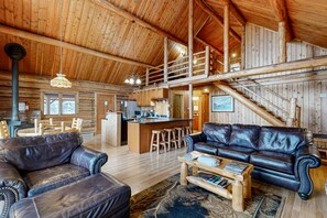 TV, fireplace, DVD player, video library - Welcoming & Peaceful Cabin, Easy Access to Lake & Skiing - Dogs OK (Lakeside)