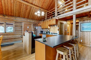 Fridge, microwave, oven, stovetop - Welcoming & Peaceful Cabin, Easy Access to Lake & Skiing - Dogs OK (Lakeside)