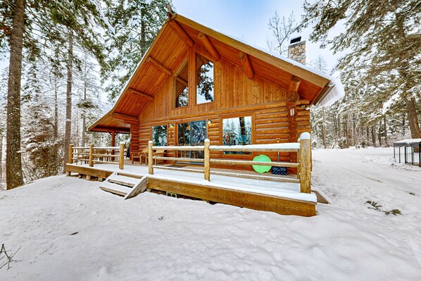 Property grounds - Welcoming & Peaceful Cabin, Easy Access to Lake & Skiing - Dogs OK (Lakeside)