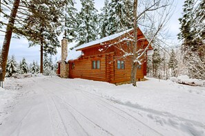 Exterior - Welcoming & Peaceful Cabin, Easy Access to Lake & Skiing - Dogs OK (Lakeside)