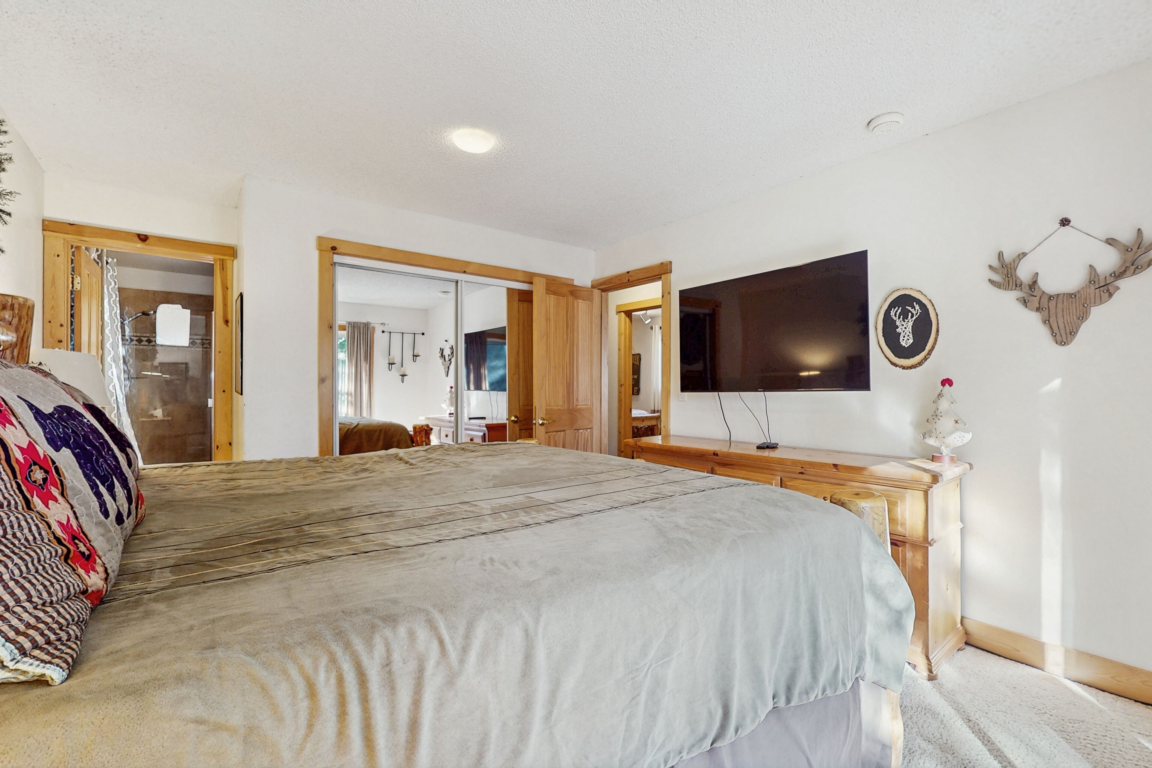 3 bedrooms, iron/ironing board, internet, bed sheets