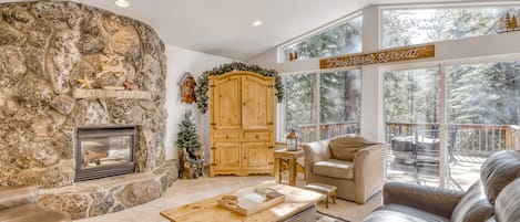 Fernseher, Kamin, Videospiele, DVD-Player