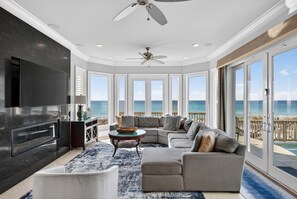 Flatskjerm-TV, peis og DVD-spiller