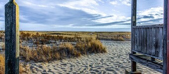 Classic Waterfront Cape Cod Condo ved siden af ?? stranden m / dæk og grill