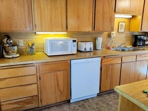 Fridge, microwave, stovetop, dishwasher