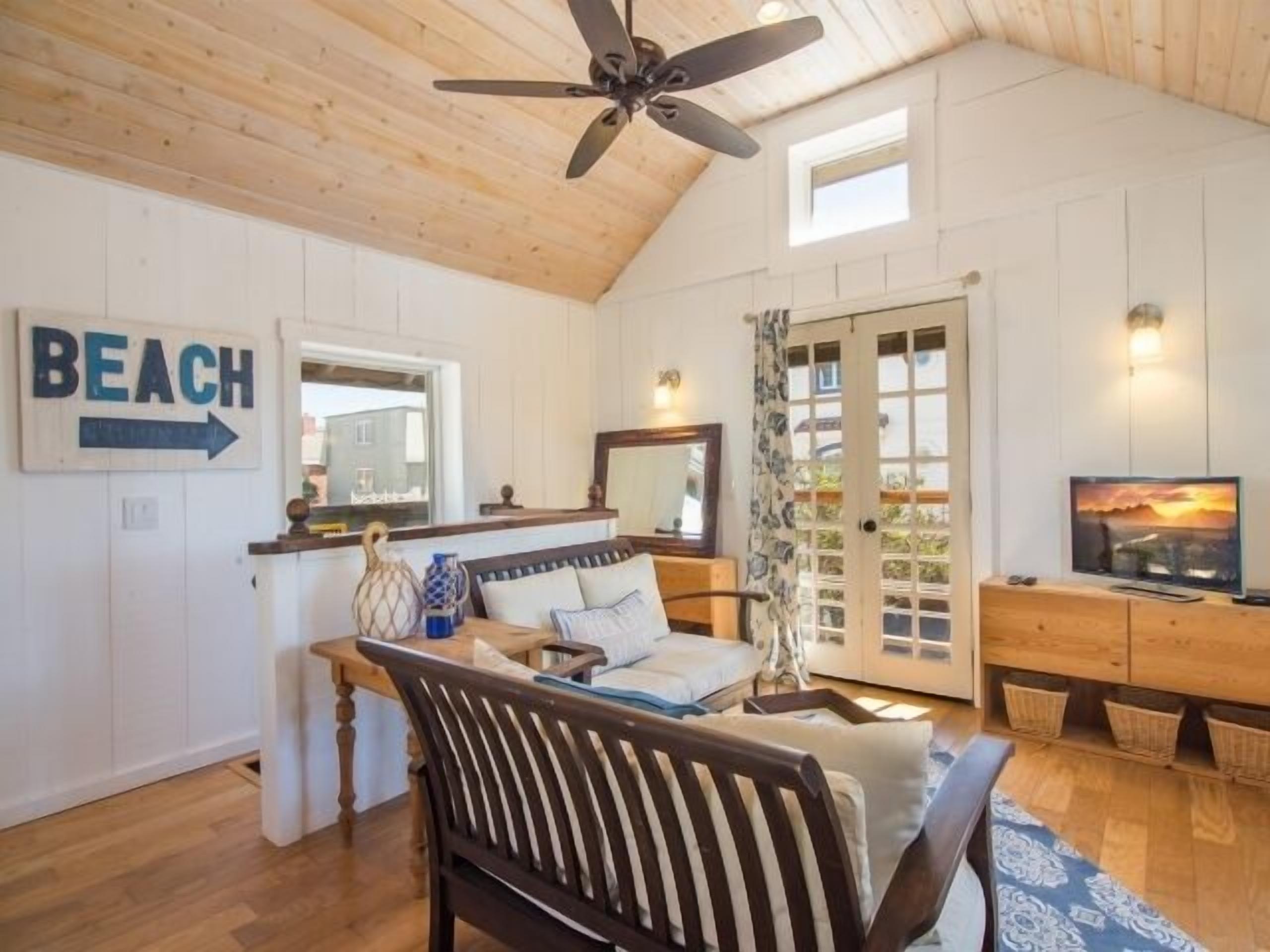 3860O Hollywood Beach Shack