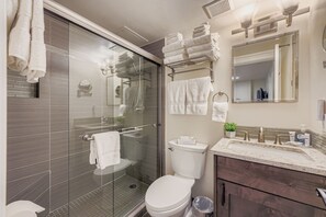 Ensemble douche/baignoire, sèche-cheveux, serviettes fournies