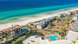 Ein Küstenhotel mit Schwimmbad, Zugang zum Strand und einer Brücke zum Festland.
