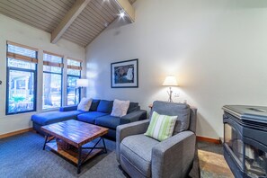 Fernseher, Kamin, DVD-Player, Tischtennisplatte